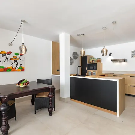 Home2book Elegant With Jacuzzi Villa