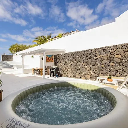 Villa Home2book Elegant With Jacuzzi